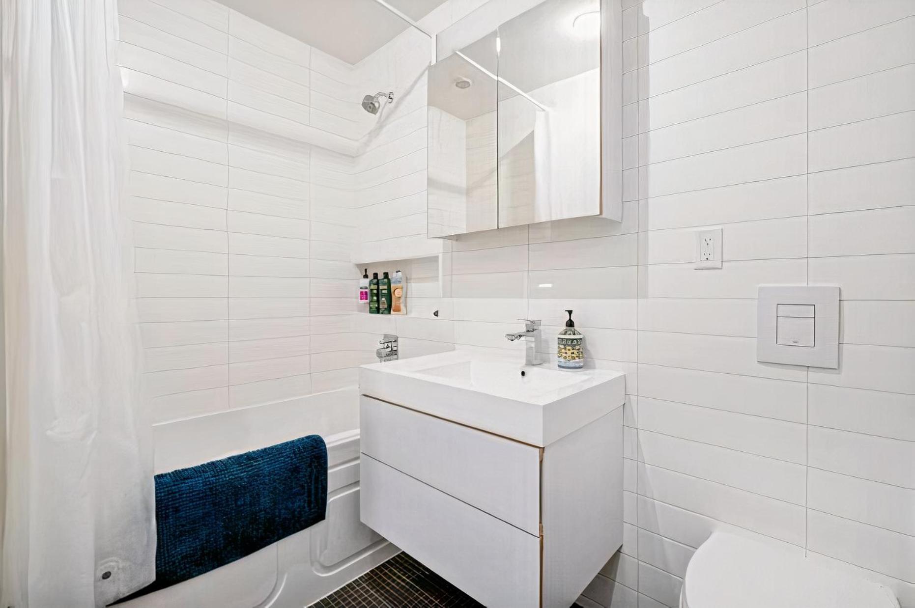 Modern, Bright & Central 1-Bed Downtown Apt Close To Rogers Arena Vancouver Exteriör bild